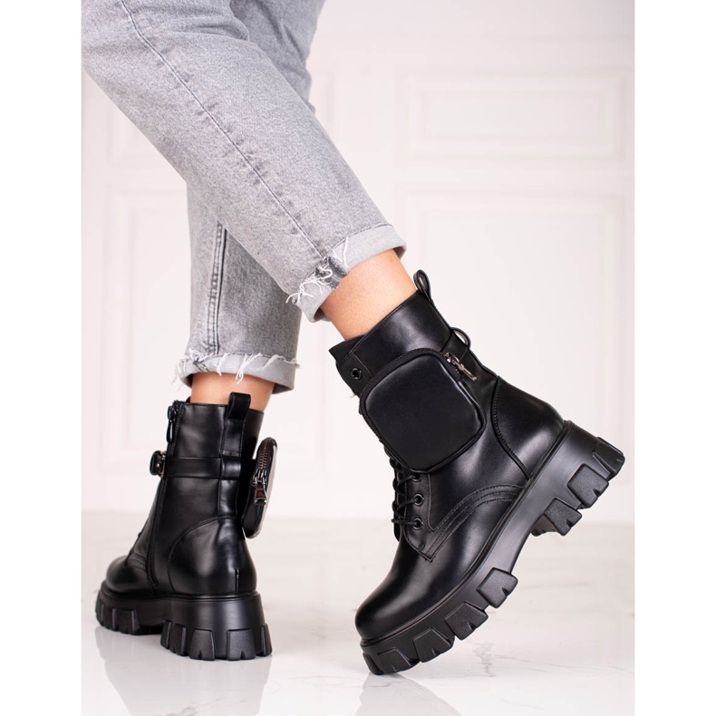 Schwarze Arbeiterinnen mit Schnürung und Tasche 1