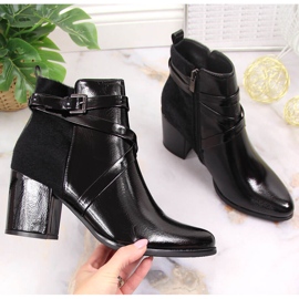 Schwarze Laura La.Fi isolierte Stiefel mit Fell an einem Pfosten 1