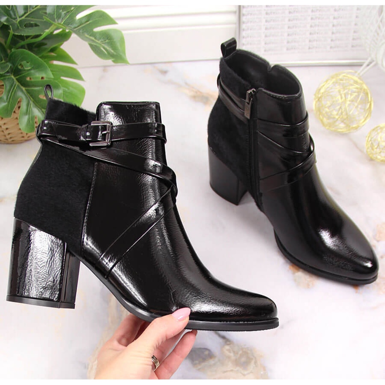 Schwarze Laura La.Fi isolierte Stiefel mit Fell an einem Pfosten 1