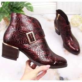 Lackierte Stiefel für Damen isoliert Krokodil Burgund Vinceza rotwein 1