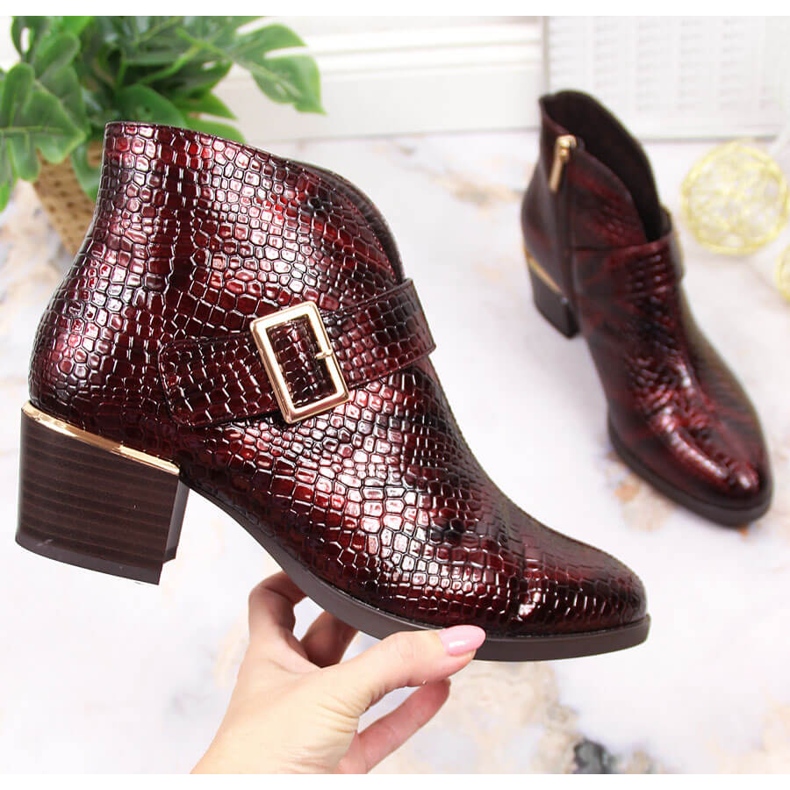 Lackierte Stiefel für Damen isoliert Krokodil Burgund Vinceza rotwein 1