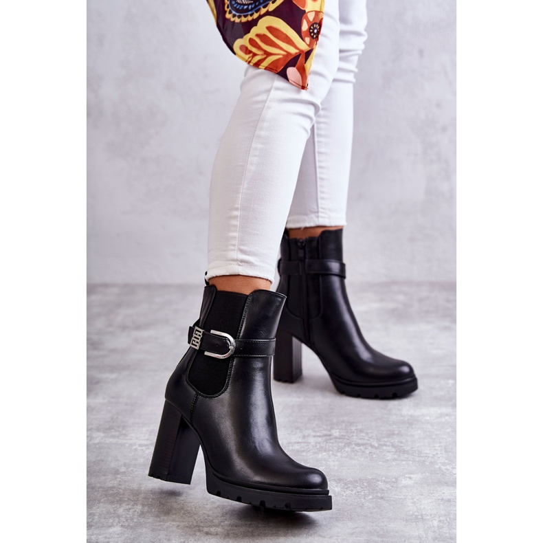 FE1 Schwarze Maresol-Lederstiefel auf einem Pfosten mit einem dekorativen Gürtel 1