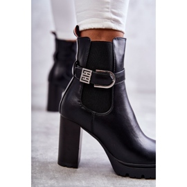 FE1 Schwarze Maresol-Lederstiefel auf einem Pfosten mit einem dekorativen Gürtel 2