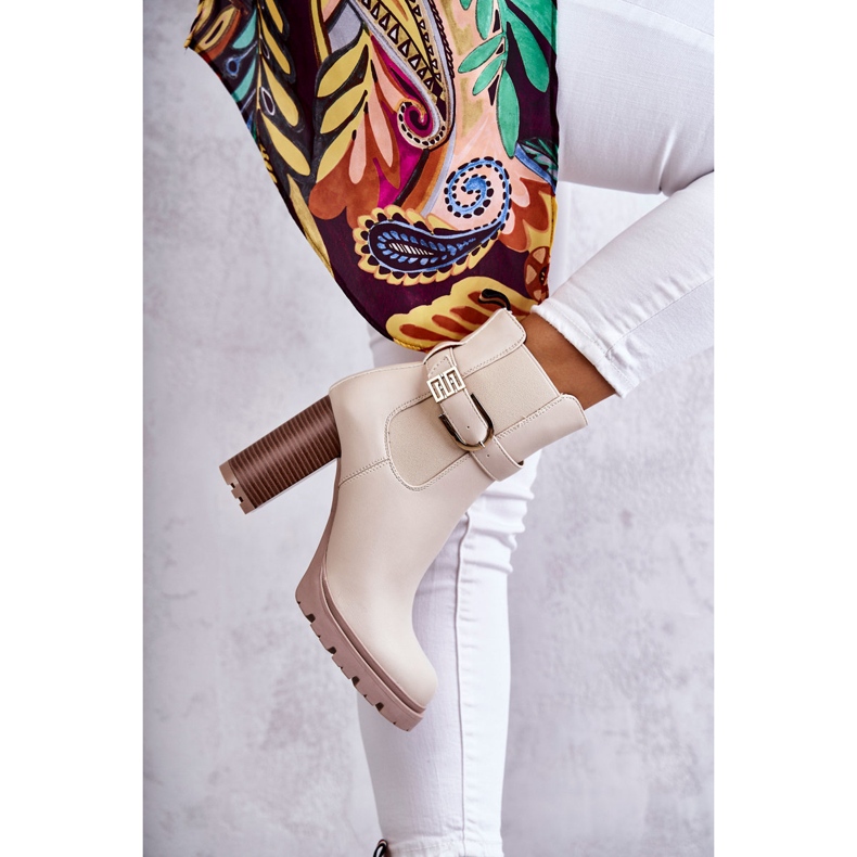 FE1 Lederstiefel auf einer Säule mit dekorativem Gürtel, beige Maresol 2