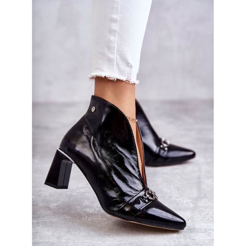 Lederstiefel auf einem Post Maciejka Schwarz 05262-01 1