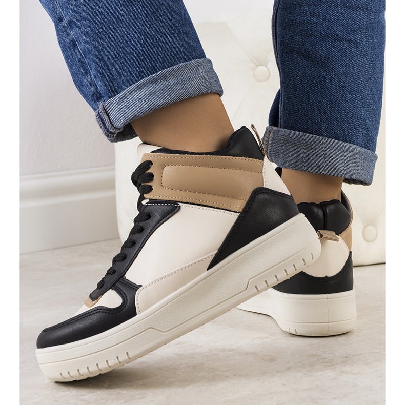 Schwarze Turnschuhe von Adite 1