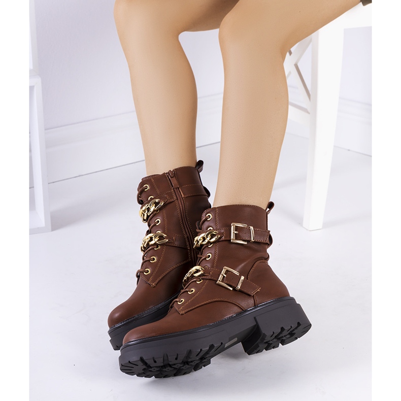 Braune Stiefel mit Corinna-Ketten 1