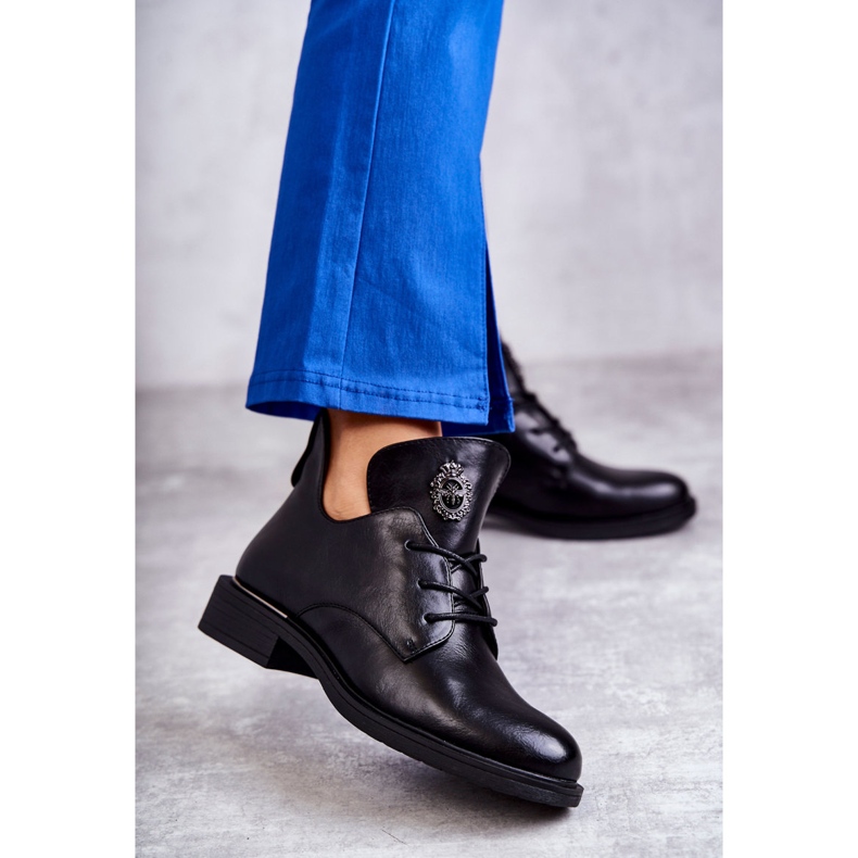 Vinceza Schnürboots aus Leder mit Ausschnitten Schwarz Fabiana 1