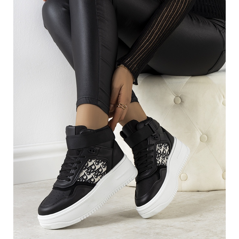 Schwarze Turnschuhe von Adolis 1