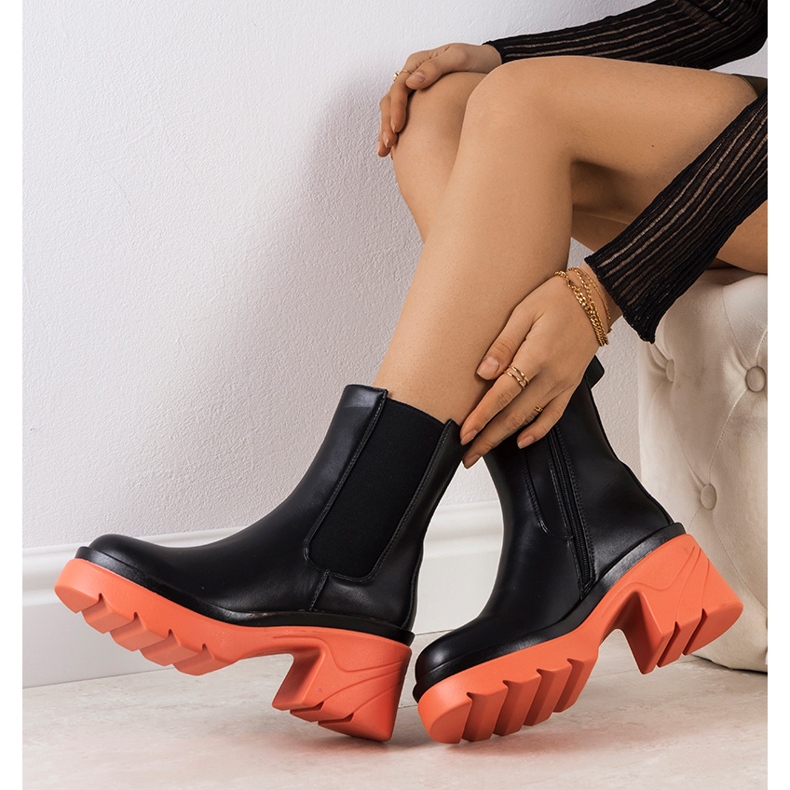 Schwarze Stiefel auf der rosafarbenen Plattform von Torrela 1