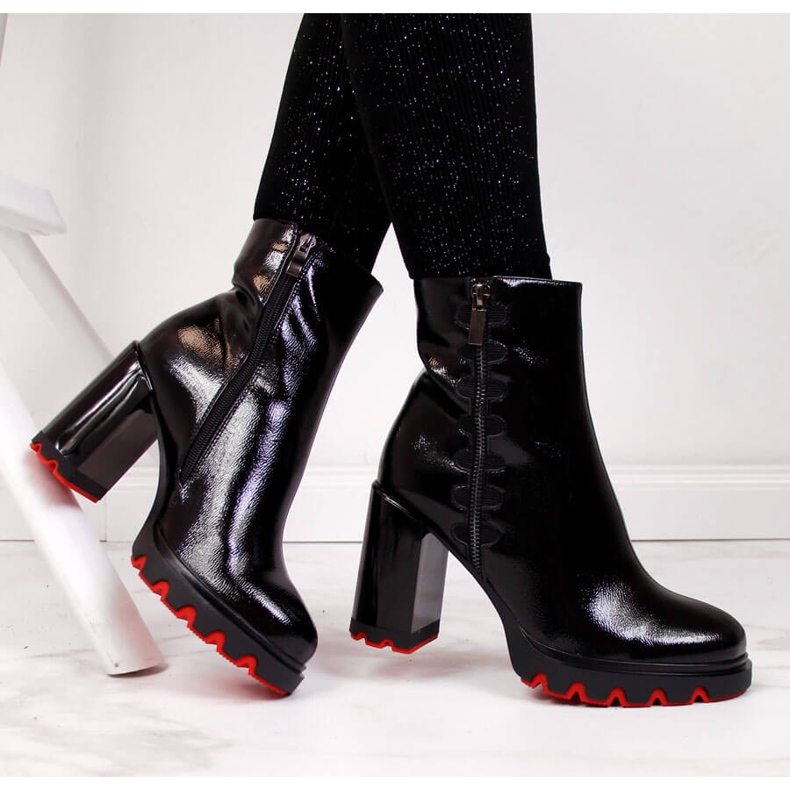 Schwarze Filippo Damenstiefel auf der Post 1