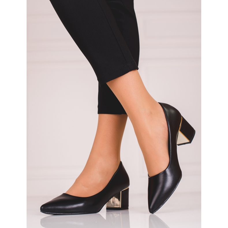 Schwarze Damenpumps auf einem niedrigen Shelovet-Pfosten 1