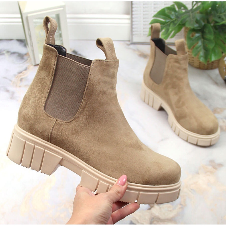 Damenstiefeletten aus Wildleder, isoliert, beige, T.Sokolski 1