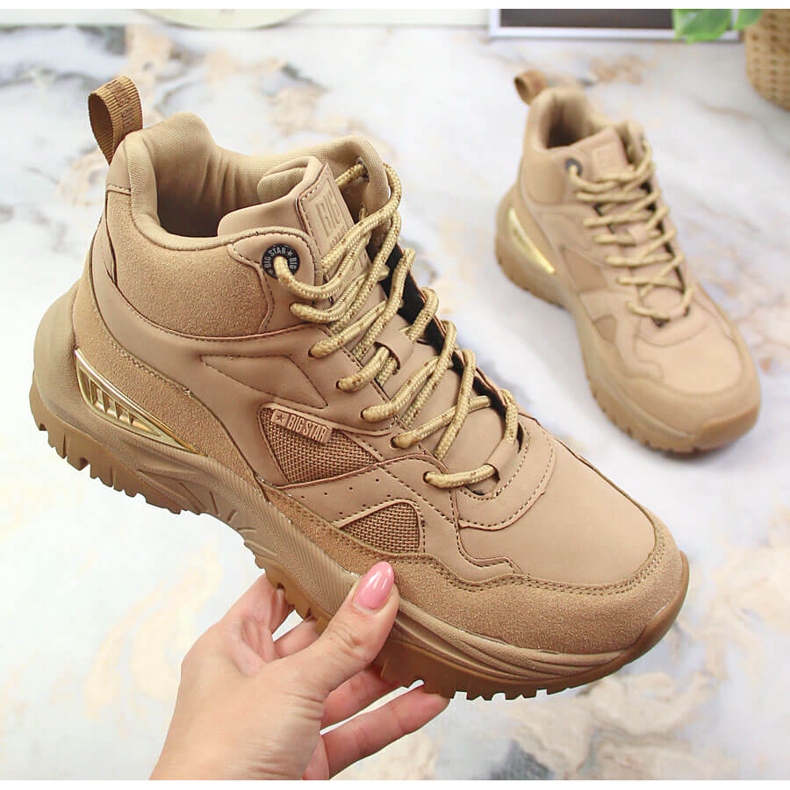 Sportliche Damenstiefel auf der beigen Big Star-Plattform KK274355 1