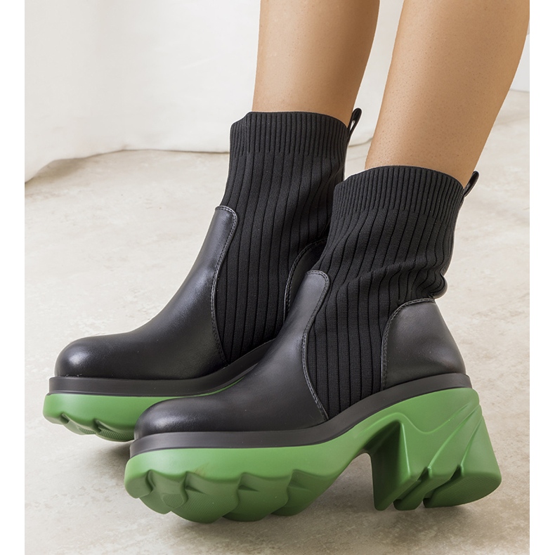 Schwarze Stiefel mit roter Tomlin-Sohle 1