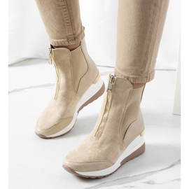 BM Beige Turnschuhe auf dem Triaca-Keil 1