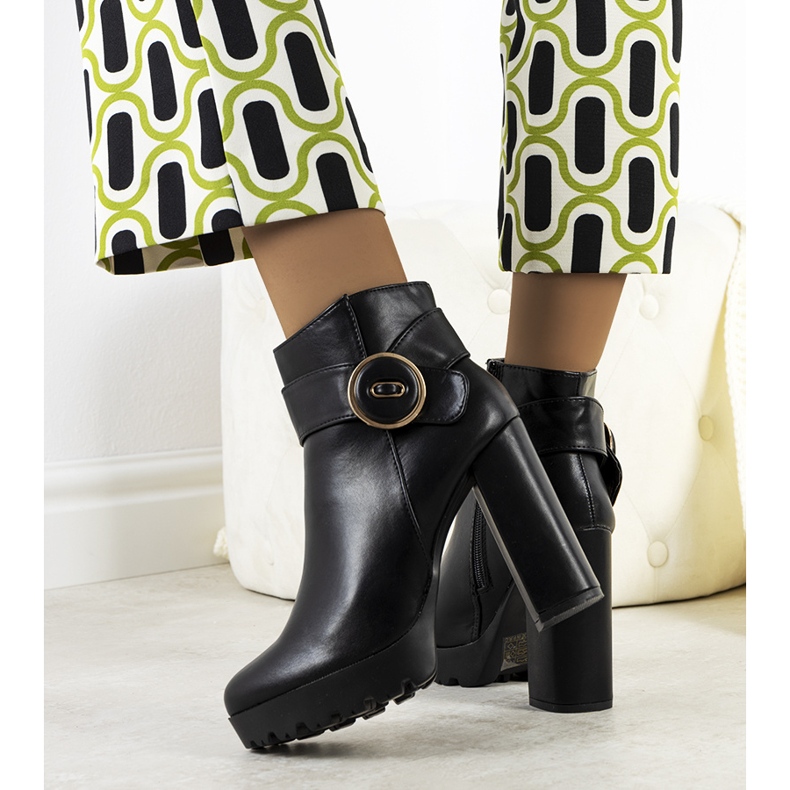 BM Schwarze Stiefel mit hohem Absatz von Aminat 1