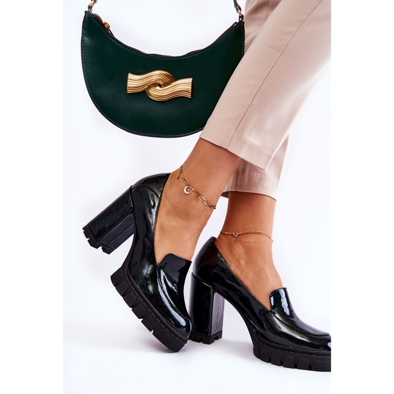 Modische lackierte Pumps auf einem massiven grünen Margott-Plateau 2