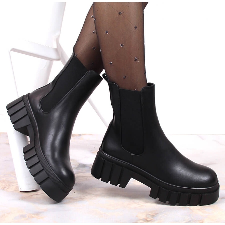 Schwarze Chelsea-Stiefel für Damen auf der Plattform, isolierter schwarzer Sergio Leone 1