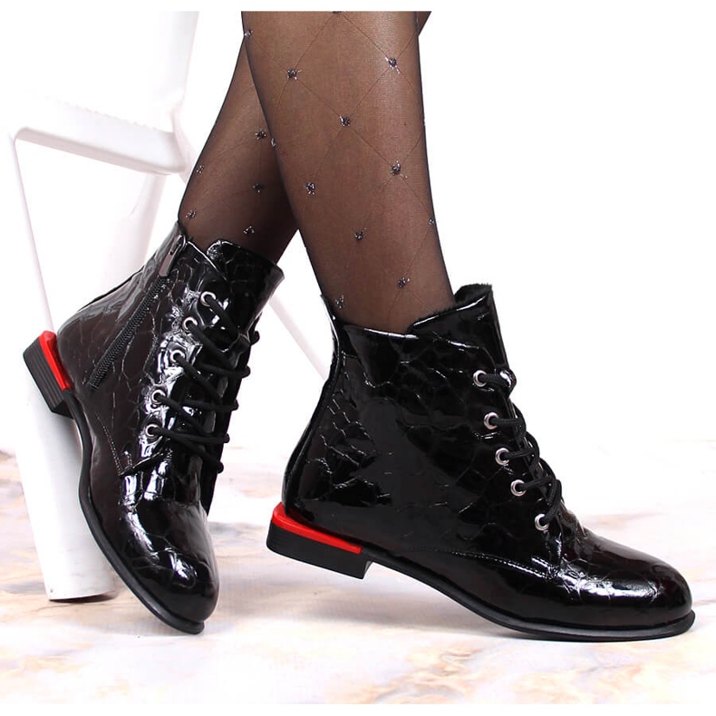 Lederstiefel, lackiert, isoliert schwarz Artiker 1