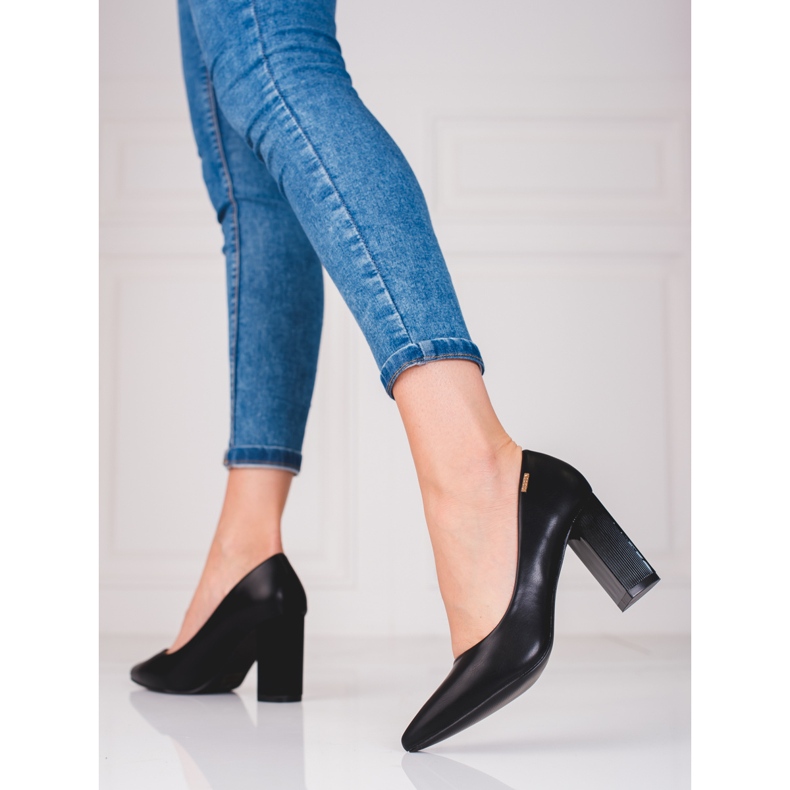 Pumps für Frauen auf der schwarzen Post Shelovet 1