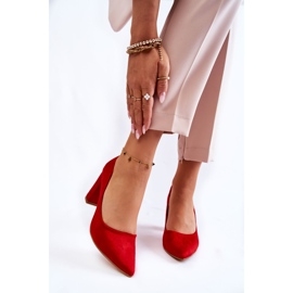 PS1 Klassische Wildlederpumps auf einer roten Kendra-Stange 2