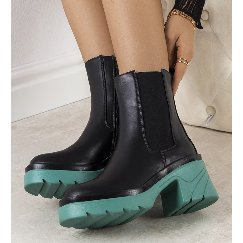 BM Schwarze Stiefel auf der blauen Torrela-Plattform 1