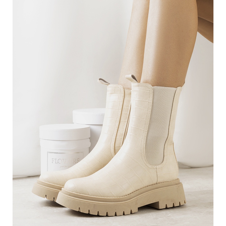 Beige Stiefel auf der Timaru-Plattform 1