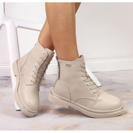 Schnürboots aus Leder mit Reißverschluss, isoliert beige Goe II2N4015 1