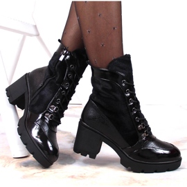 Damenstiefel am Pfosten und Plateau, schwarz isoliert Laura La.Fi 1