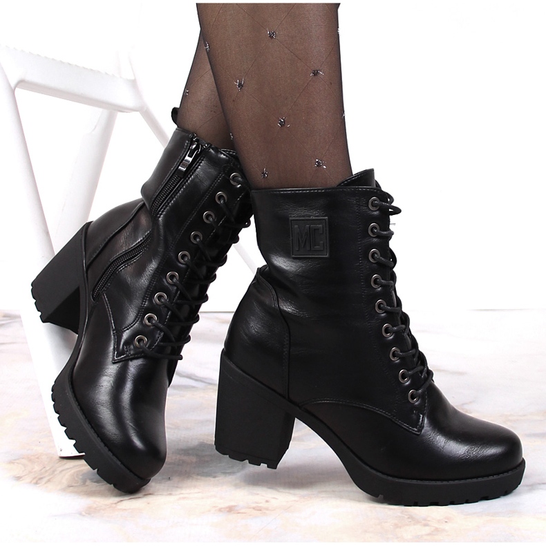 T.Sokolski Auf einem Pfosten geschnürte Stiefel und ein Reißverschluss, isolierte Jezzi schwarz 1