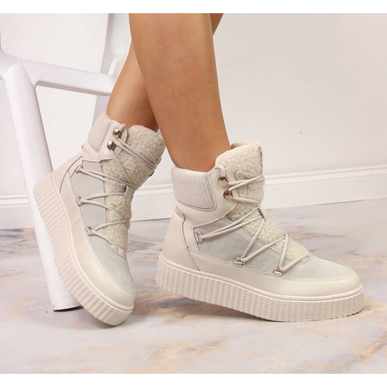 Schnürstiefel aus Leder auf einem hellbeigen Laura La.Fi-Plateau 1