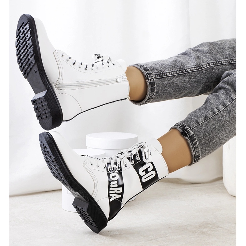 Weiße Turnschuhe mit Aufschriften verziert 1