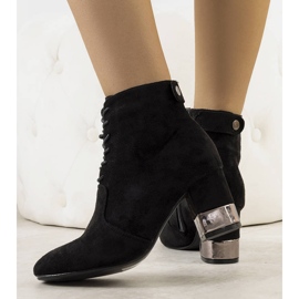 PA1 Schwarze Stiefel am Verano-Pfosten 1