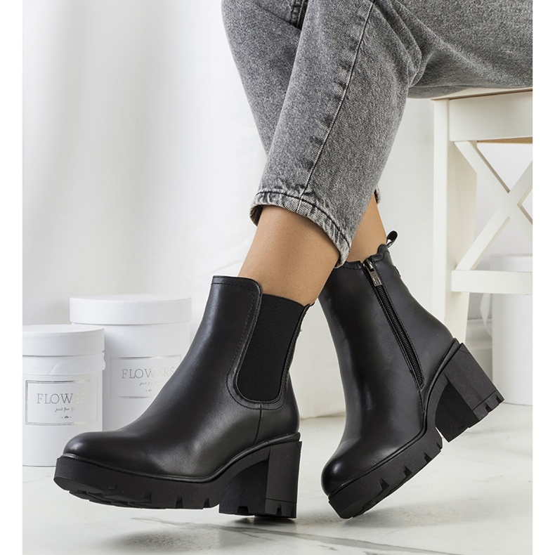 PA1 Schwarze Stiefel mit hohem Absatz von Selima 1