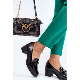 Vinceza Lederpumps auf einer Säule mit schwarzem Semila-Ornament 2