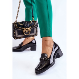 Vinceza Lederpumps auf einer Säule mit schwarzem Semila-Ornament 1