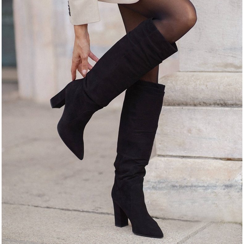 Marco Shoes Hohe, geraffte schwarze Stiefel aus naturbelassenem Wildleder 1