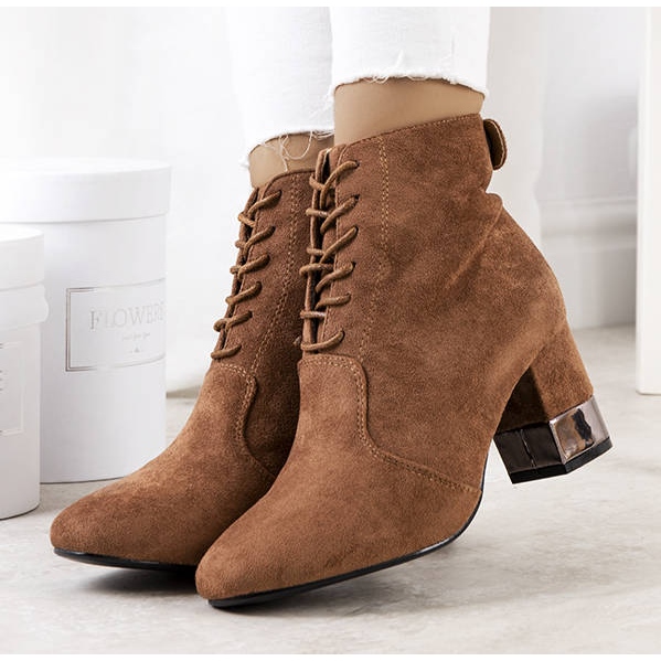 BM Braune Stiefel auf dem Verano-Pfosten 1