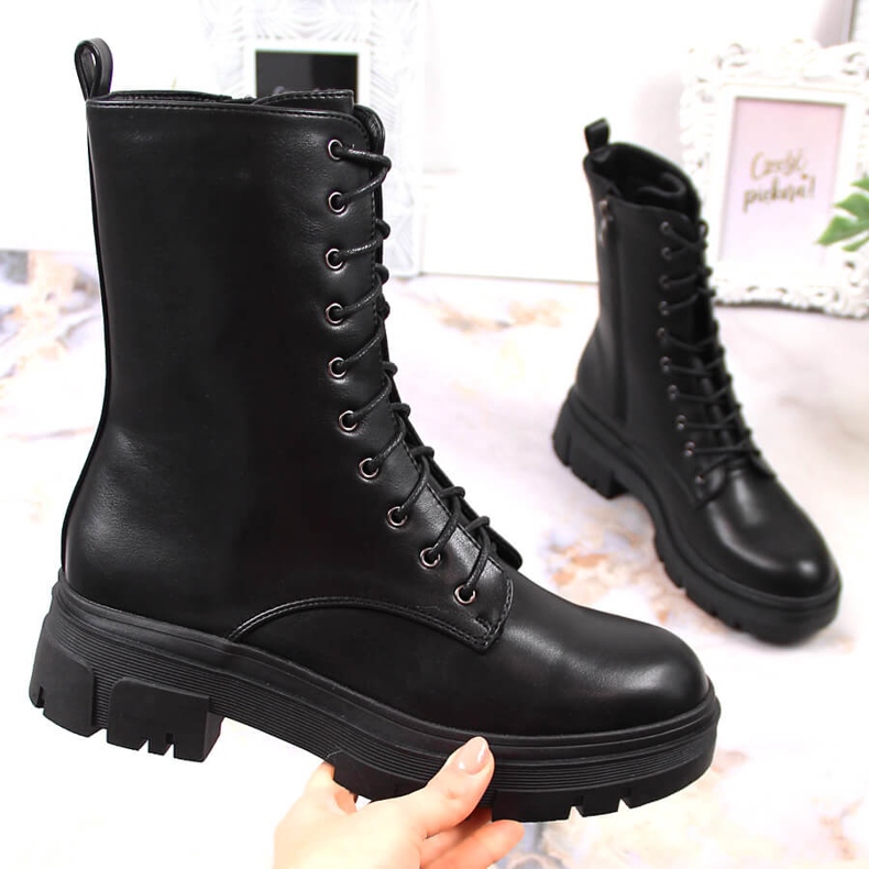 Schwarze warme Damenstiefel auf der Plattform Filippo 1