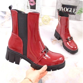 Auf einem Block lackierte Stiefel und ein Plateau mit einer Kette, warmroter Potocki 1