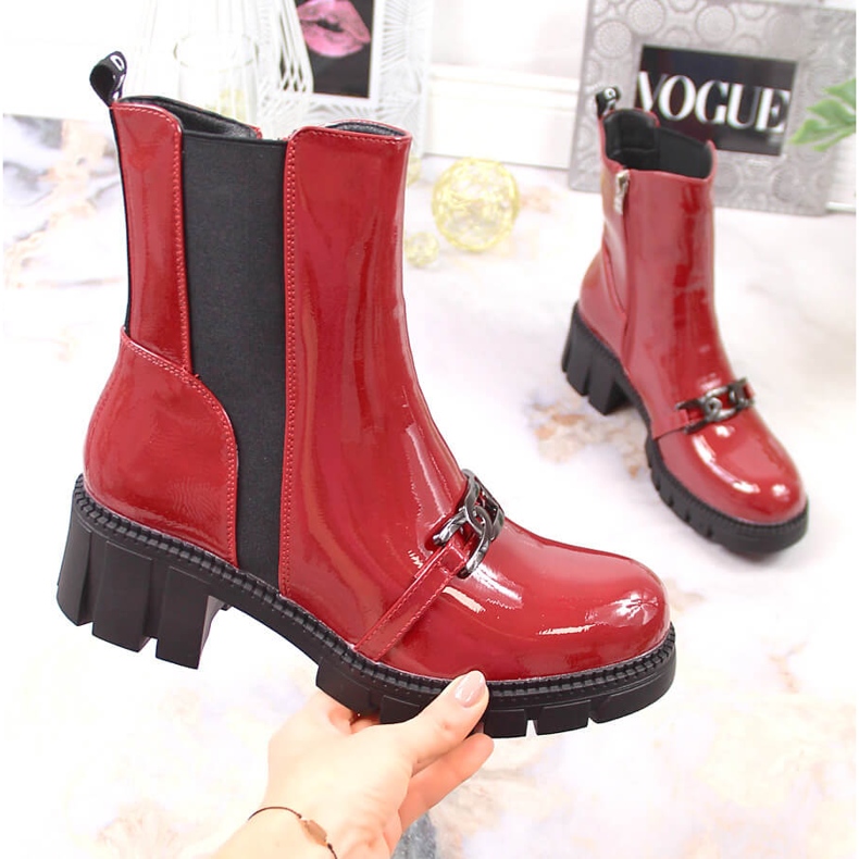 Auf einem Block lackierte Stiefel und ein Plateau mit einer Kette, warmroter Potocki 1