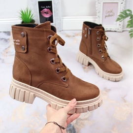 Arbeiterinnen aus Wildleder auf einem braun gepolsterten Plateau von T.Sokolski 1