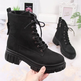 Arbeiterinnen aus Wildleder auf einer schwarzen isolierten Plattform T.Sokolski 1