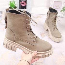 Arbeiterinnen aus Veloursleder auf einem beige gepolsterten Plateau von T.Sokolski 1