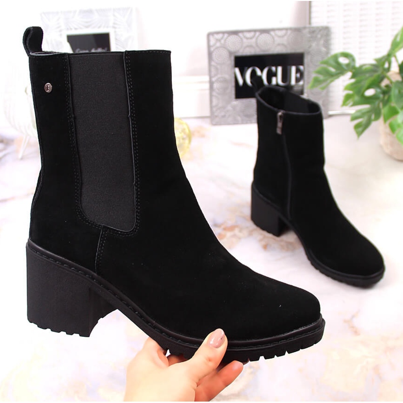 Jodhpur-Stiefel aus Leder und Wildleder am Pfosten, isolierter schwarzer Filippo 1