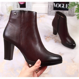 Kastanienbraune warme Damenstiefel auf der Post M. Daszyński rotwein 1