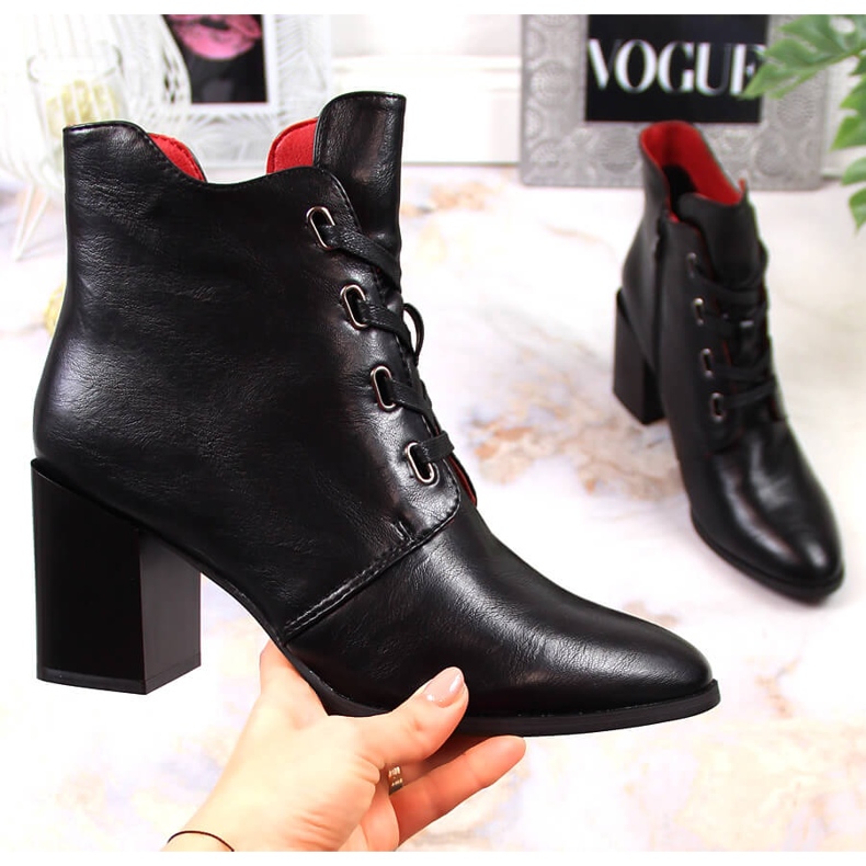 Schwarze isolierte Damenstiefel auf der Post von M. Daszyński 1