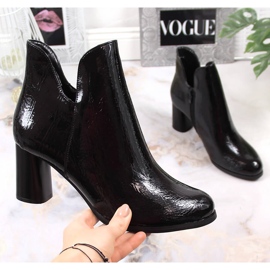 Lackierte Damenstiefel an einem schwarzen warmen Jezzi-Pfosten 1