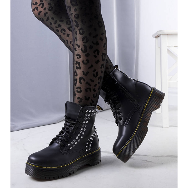 PA1 Schwarze Stiefel mit Castello-Nieten 1